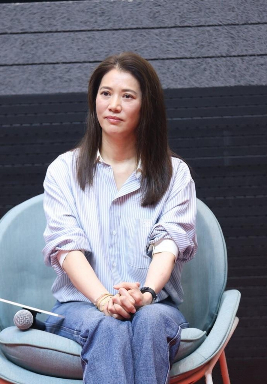 51岁袁咏仪在线下活动中大胆素颜出镜,真实状态一览无余