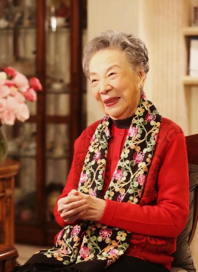 93歲的京劇大師李薔華去世,師從梅蘭芳大師,曹可凡追思悼念