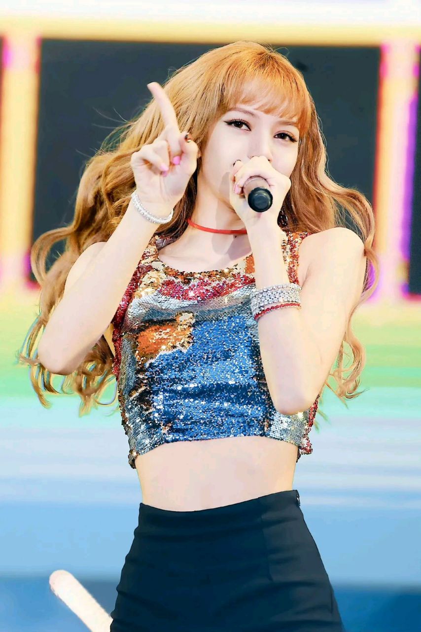 人间芭比lisa,这身材和颜值美哭了,舞台表现也太出色了#一眼沦陷