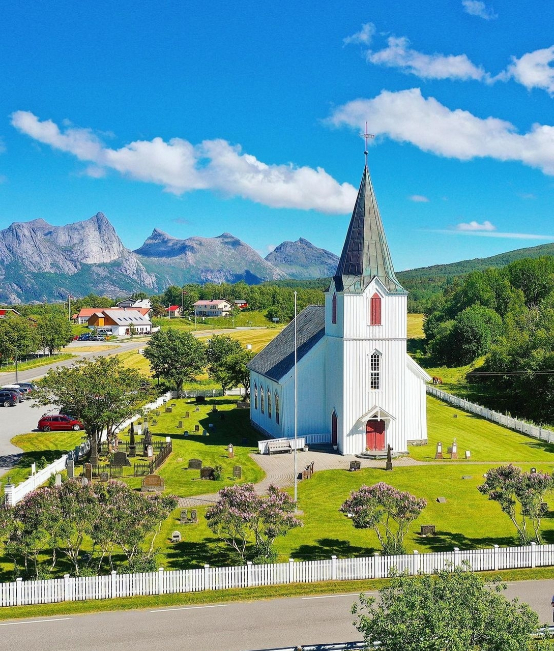 挪威北部小城的夏日风光9991 . 676767风光明媚!