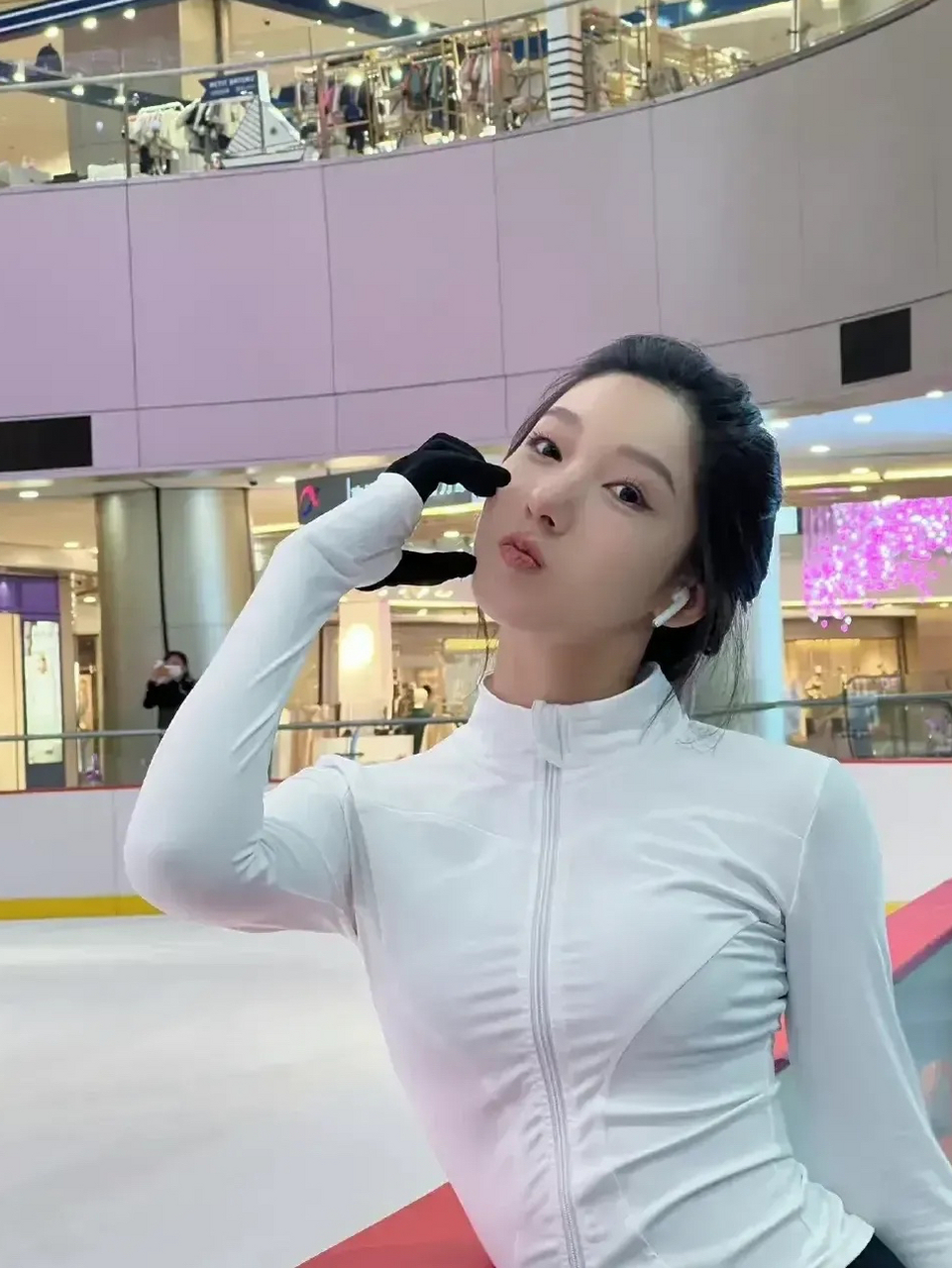 这是吴亦凡前女友都美竹!长得皮肤雪白,标准的美人胚子!