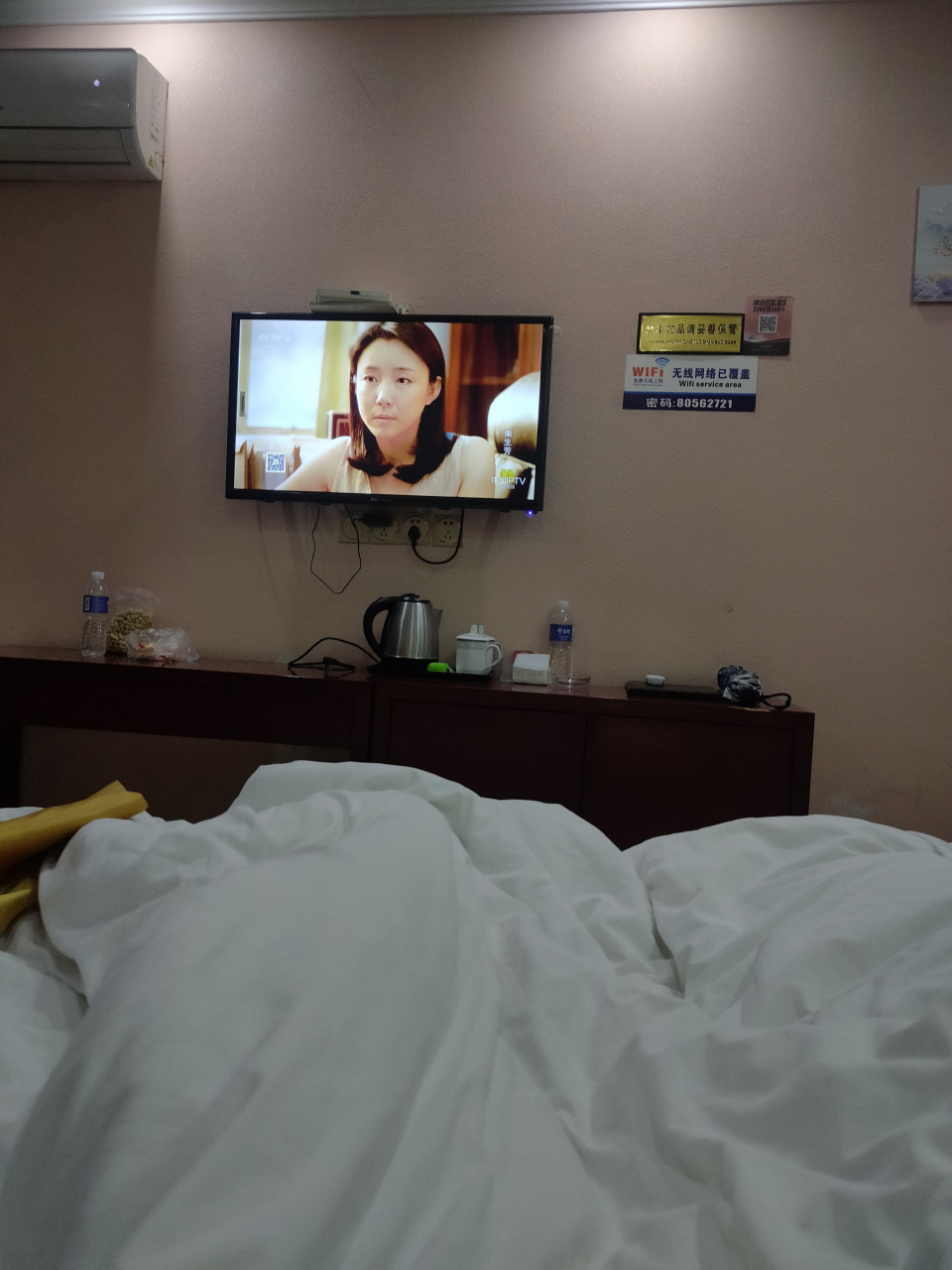 昨天晚上隔壁房间动静太大了,一晚上没睡着.