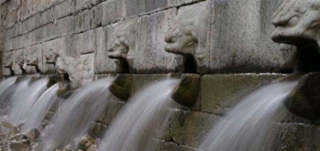 北京遭遇大雨,故宫再现"千龙吐水"