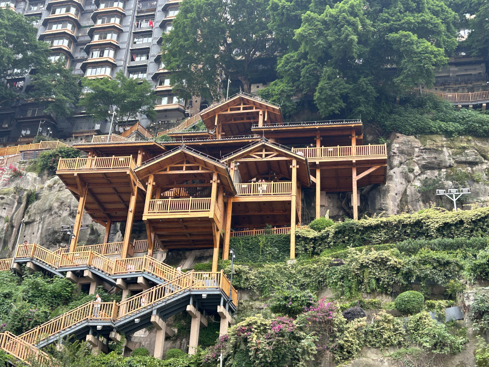 重庆戴家巷崖壁步道,位于重庆母城渝中,毗邻洪崖洞,以险峻的崖壁和