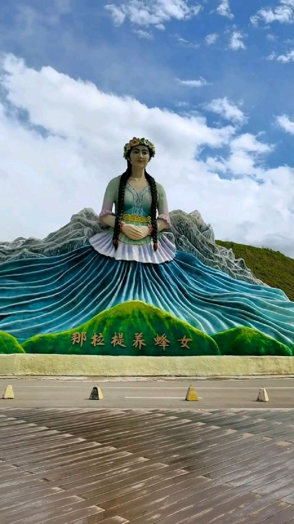 那拉提养蜂女深情凝望远方,等待她的牧羊人.