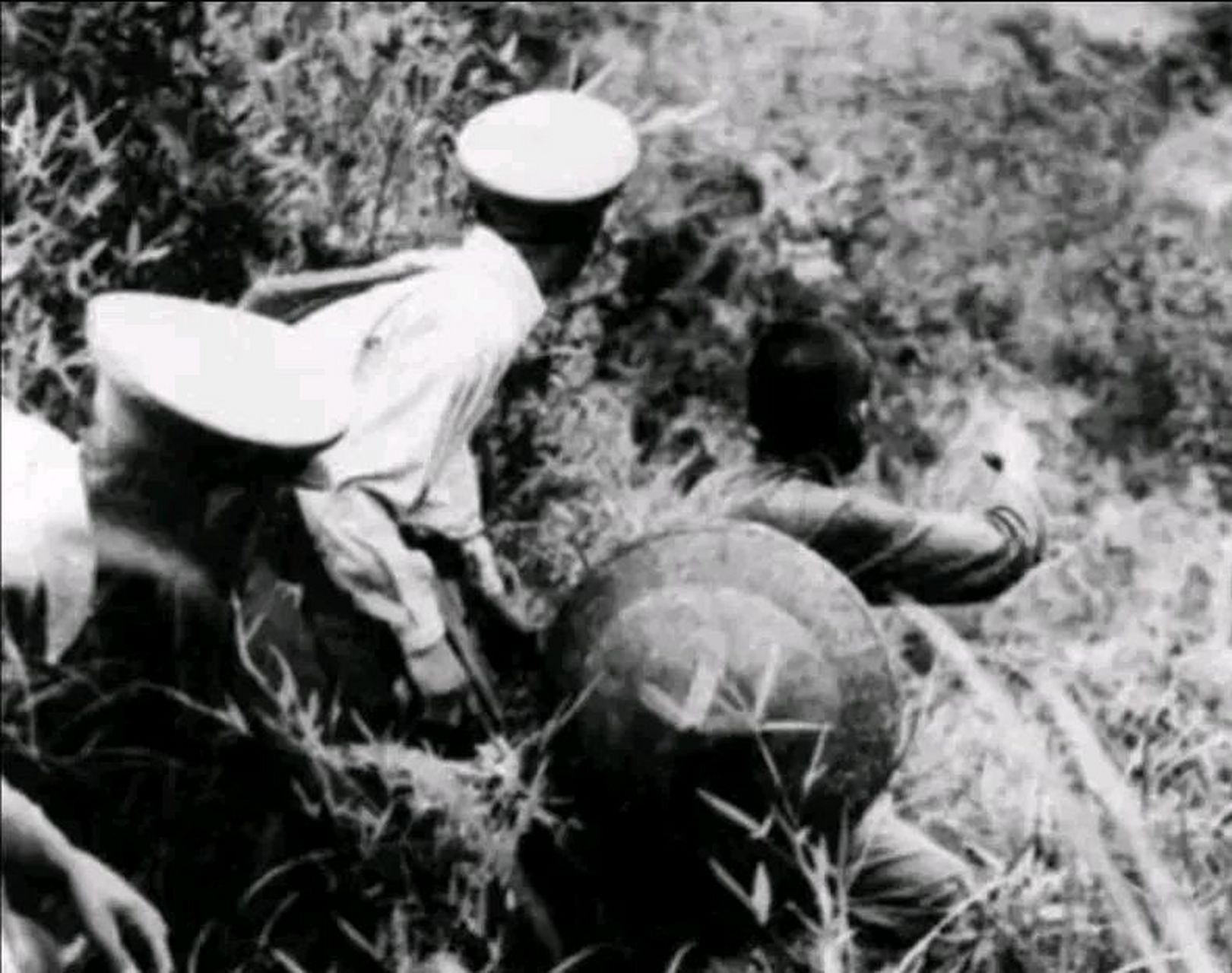 1935年的冬天,许铁英贩盐路过河北永年城,被当地盐警查获,不但没收了