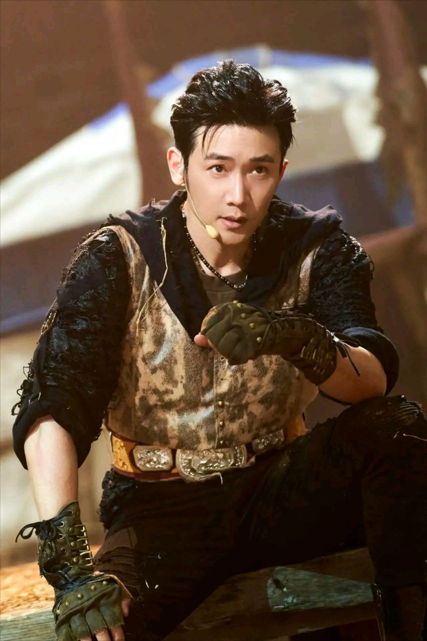 有人说,陆毅现在因为披荆斩棘的哥哥第三季再次爆火,他的妻子鲍蕾该有