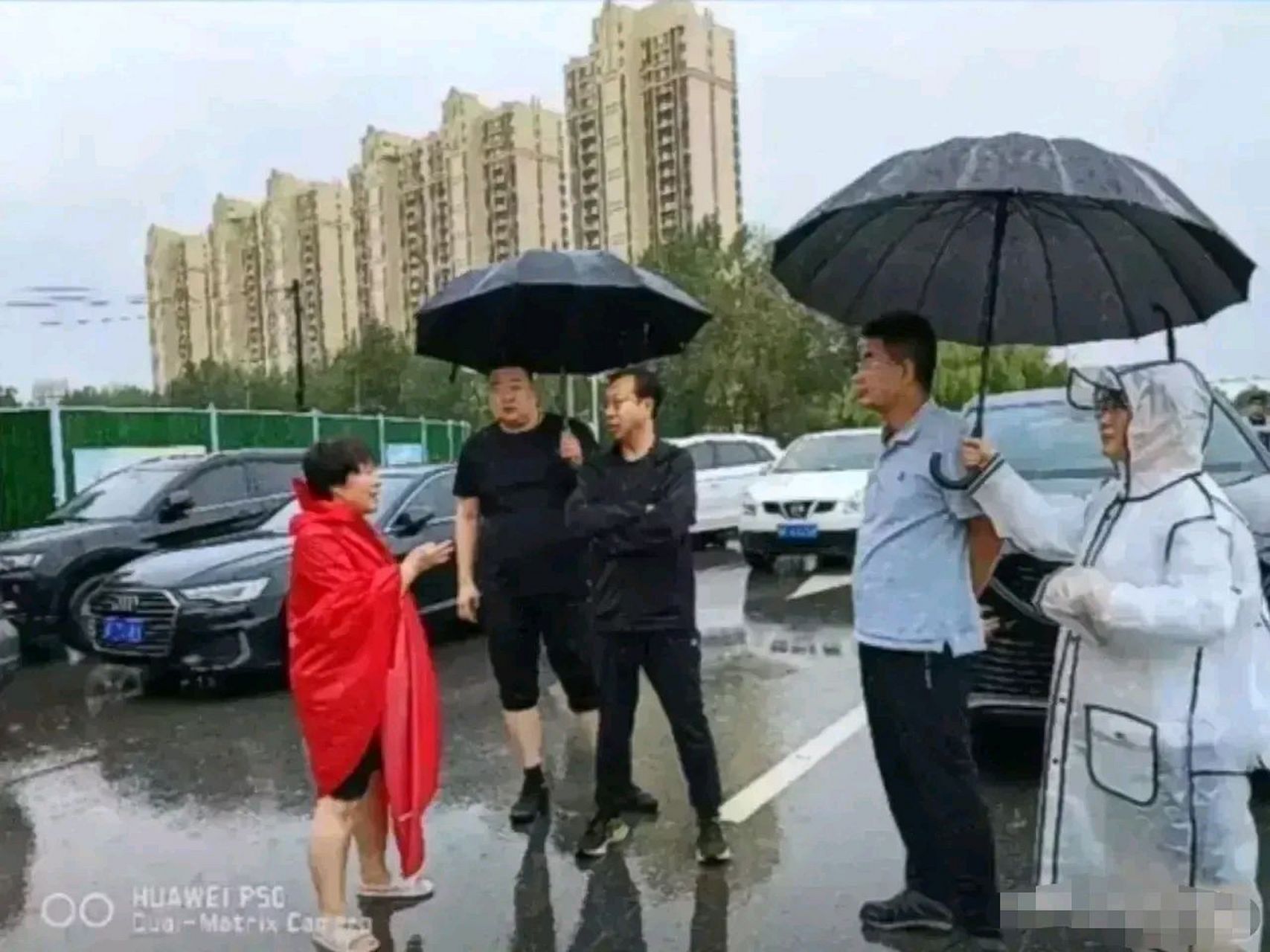 两个公仆不慌不忙,一个将胳膊抱在胸前,一个将手放背后,洗耳恭听.