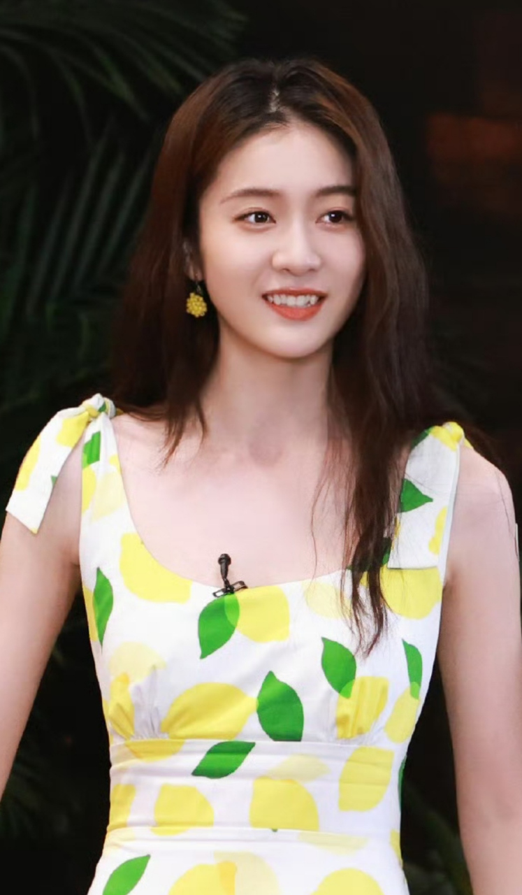 张雪迎录综艺阳光气质十足,身穿柠檬印花连衣裙亮眼清新,笑容也很有灵