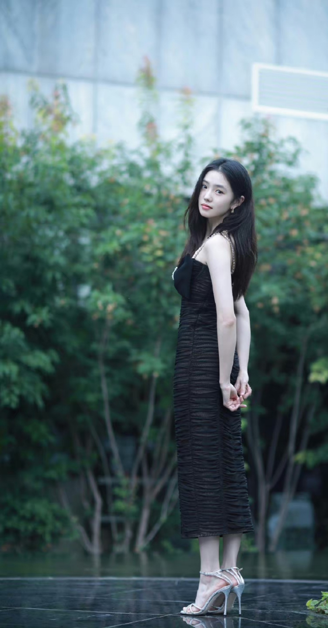 明星# #刘浩存#  刘浩存一袭黑色吊带长裙,优雅甜美.