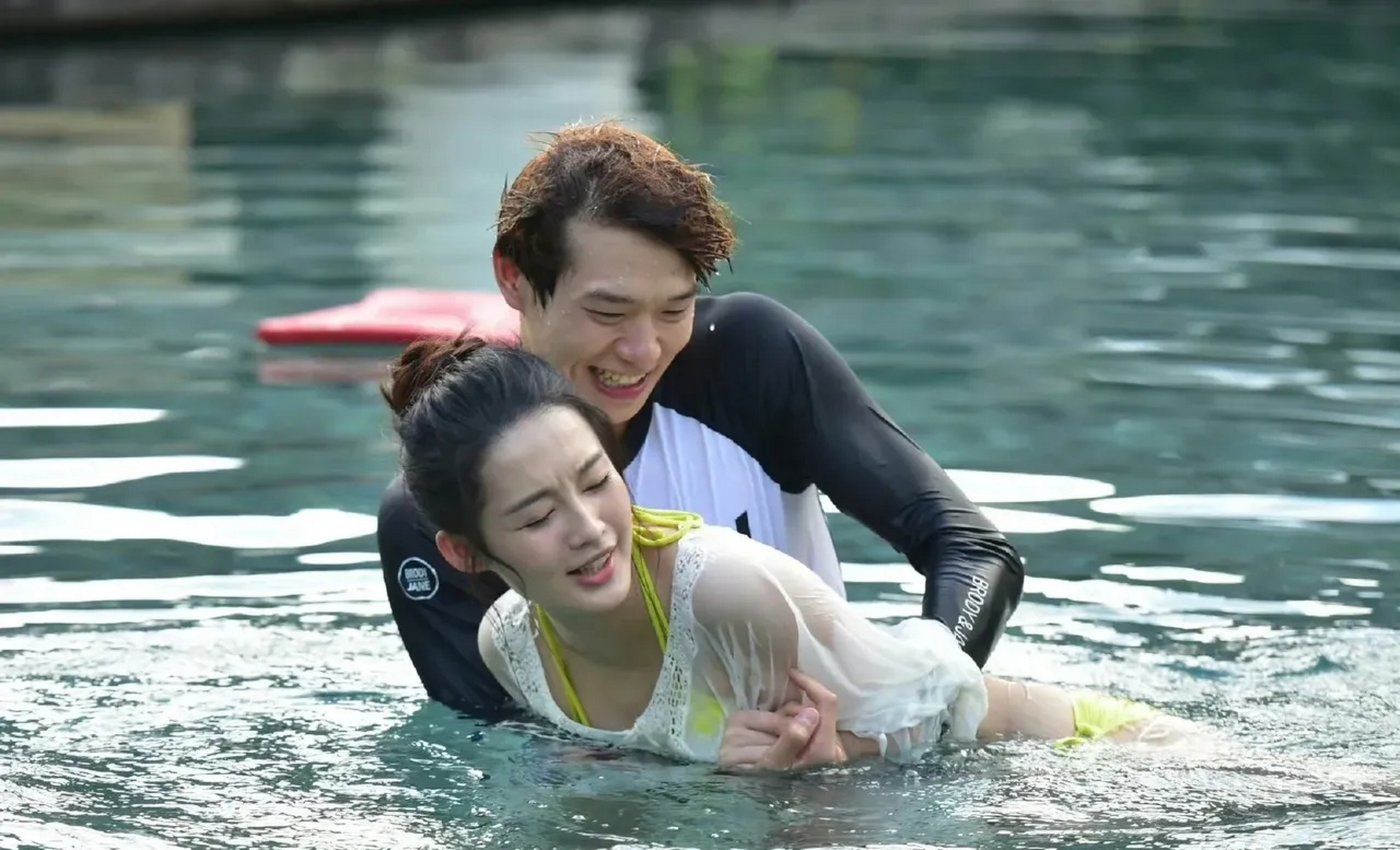 这女明星为了红是真付出啊,估计这是李沁这辈子最不想看到的图片了[我