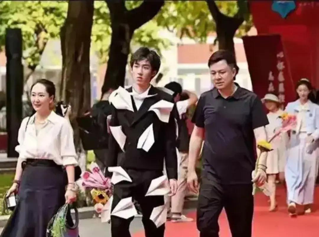 孟晚舟不止4个孩子,如今继子身穿20万衣服参加成人礼引热议