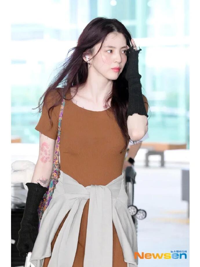 看了韩素希的机场街拍私服,我才懂什么是真正的"白到发光"!