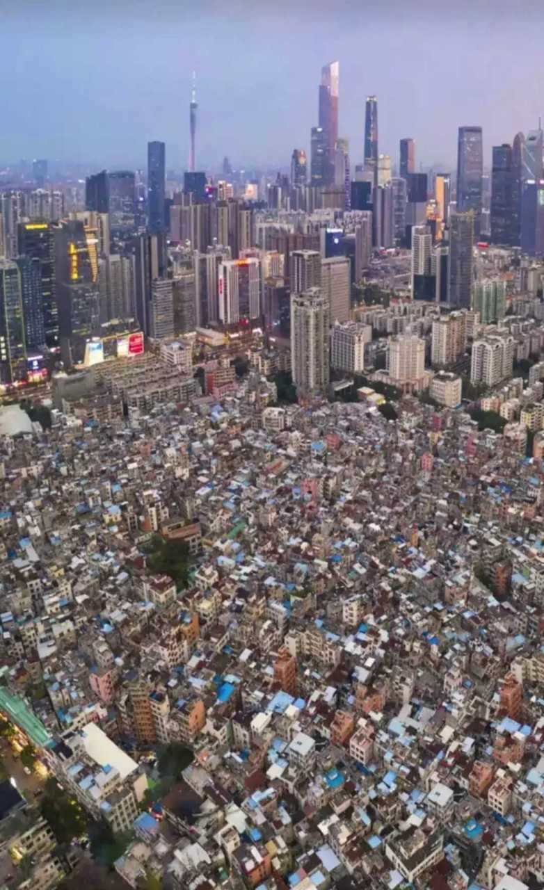 这居然是广州.  像贫民窟一样的城中村.