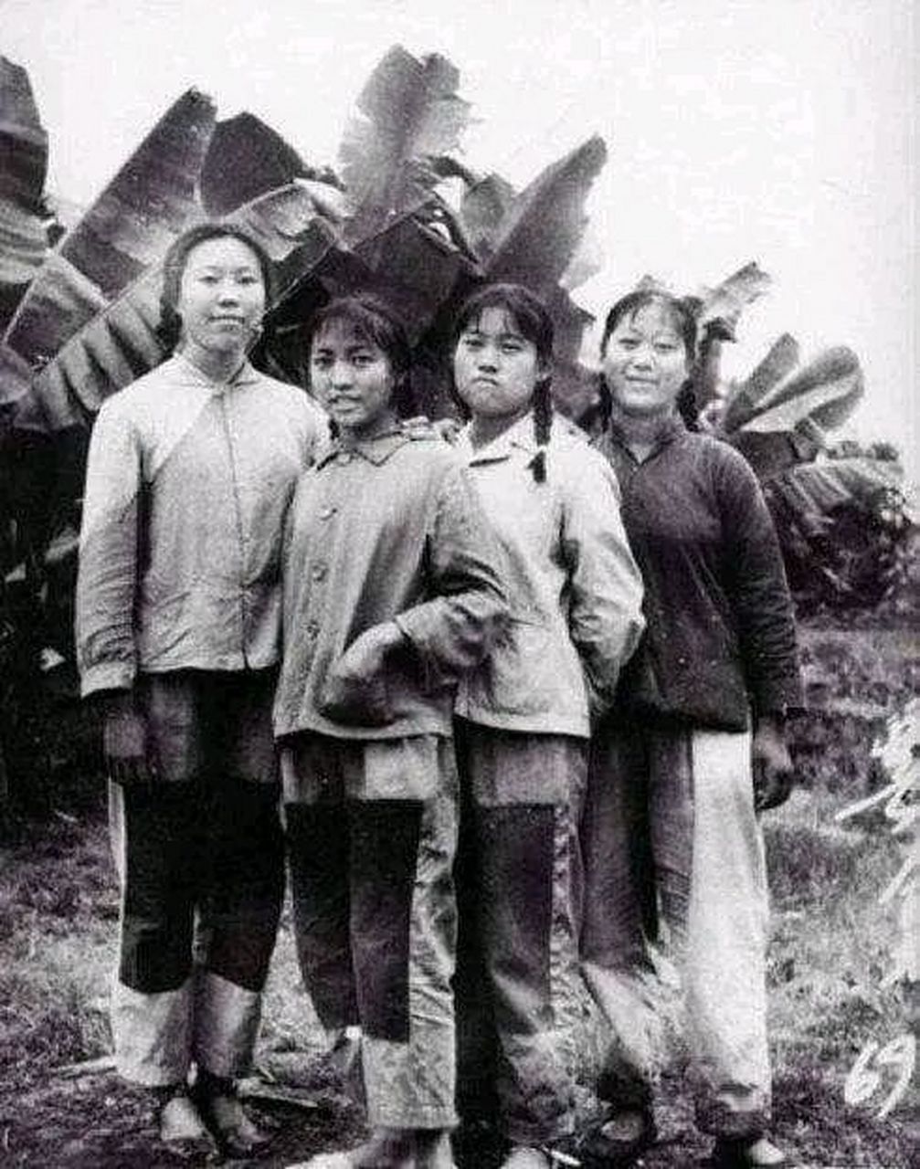 70年代,几名穿着"补丁"衣服的女孩,留下了这一张珍贵的合影,从镜头中