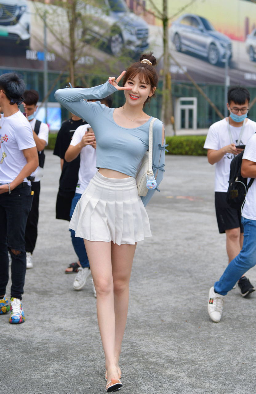 迷人的妹子,肤白貌美胸大腿长 #美女# #美女街拍# #夏日生活季