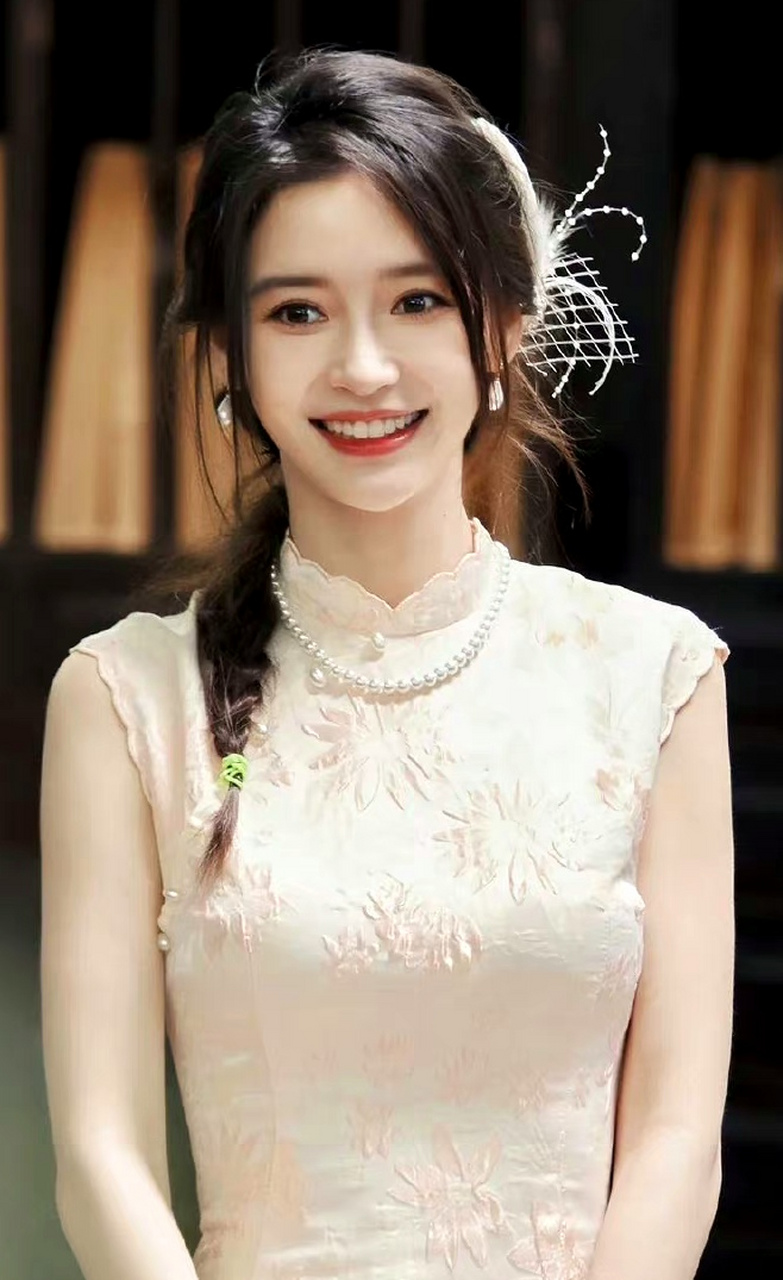 杨颖,这旗袍装,穿在身上,很搭很好看 #杨颖