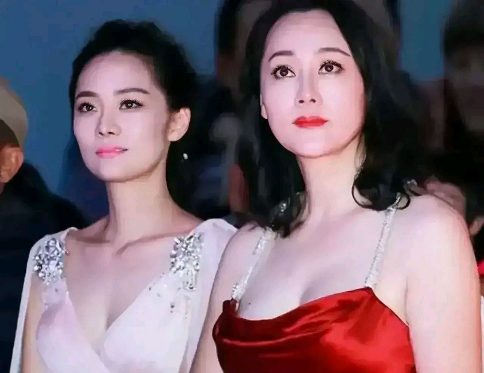 昔日,许久未见的大宋佳和女儿张楚楚一同出席活动,母女俩身材窈窕