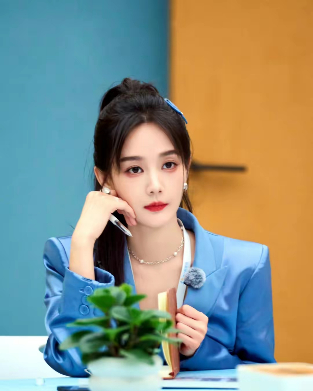 李一桐《女子推理社》新造型,穿一身蓝色套装裙,精致又时髦!