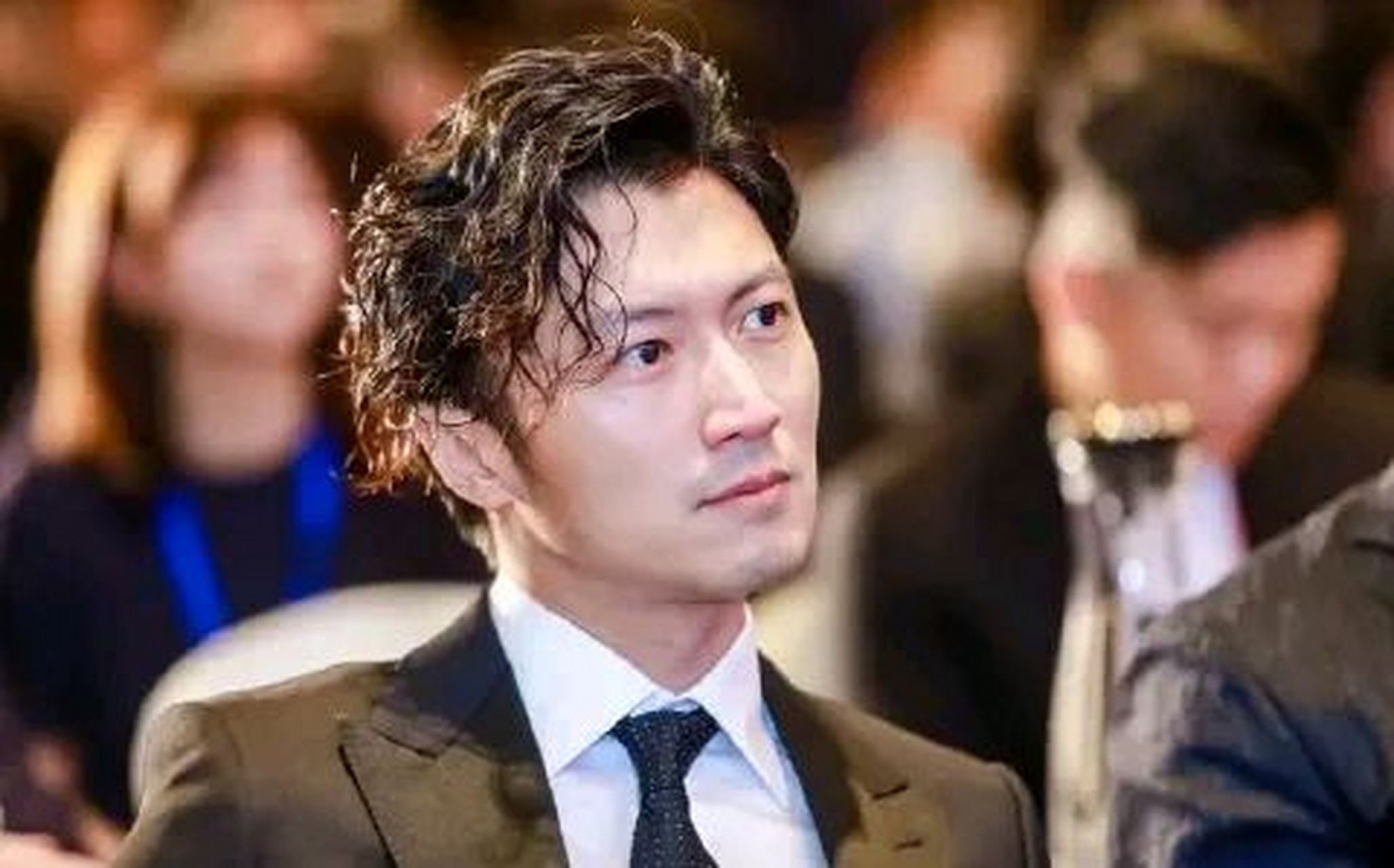 一次,谢霆锋主动提出要加李健icon好友,不料李健直接拒绝了:"加不了.