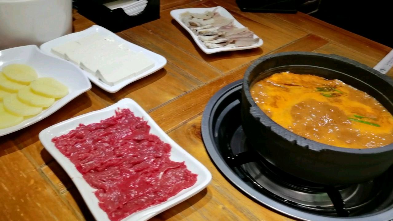 来贵州一定要吃贵州人都爱的豆米火锅,用一锅豆米炖尽世间美味