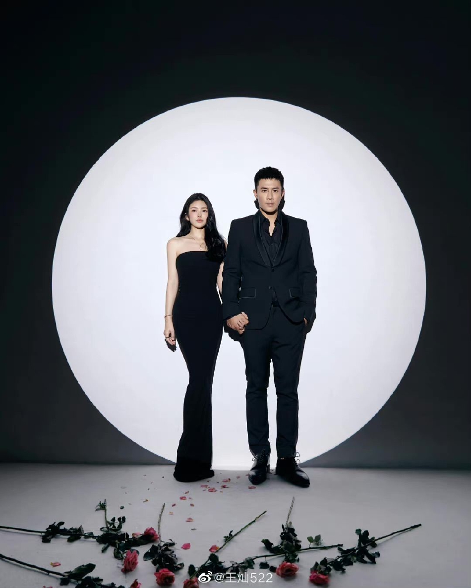 组图：杜淳妻子王灿晒全家福合照牵手深情对视画面温馨十足