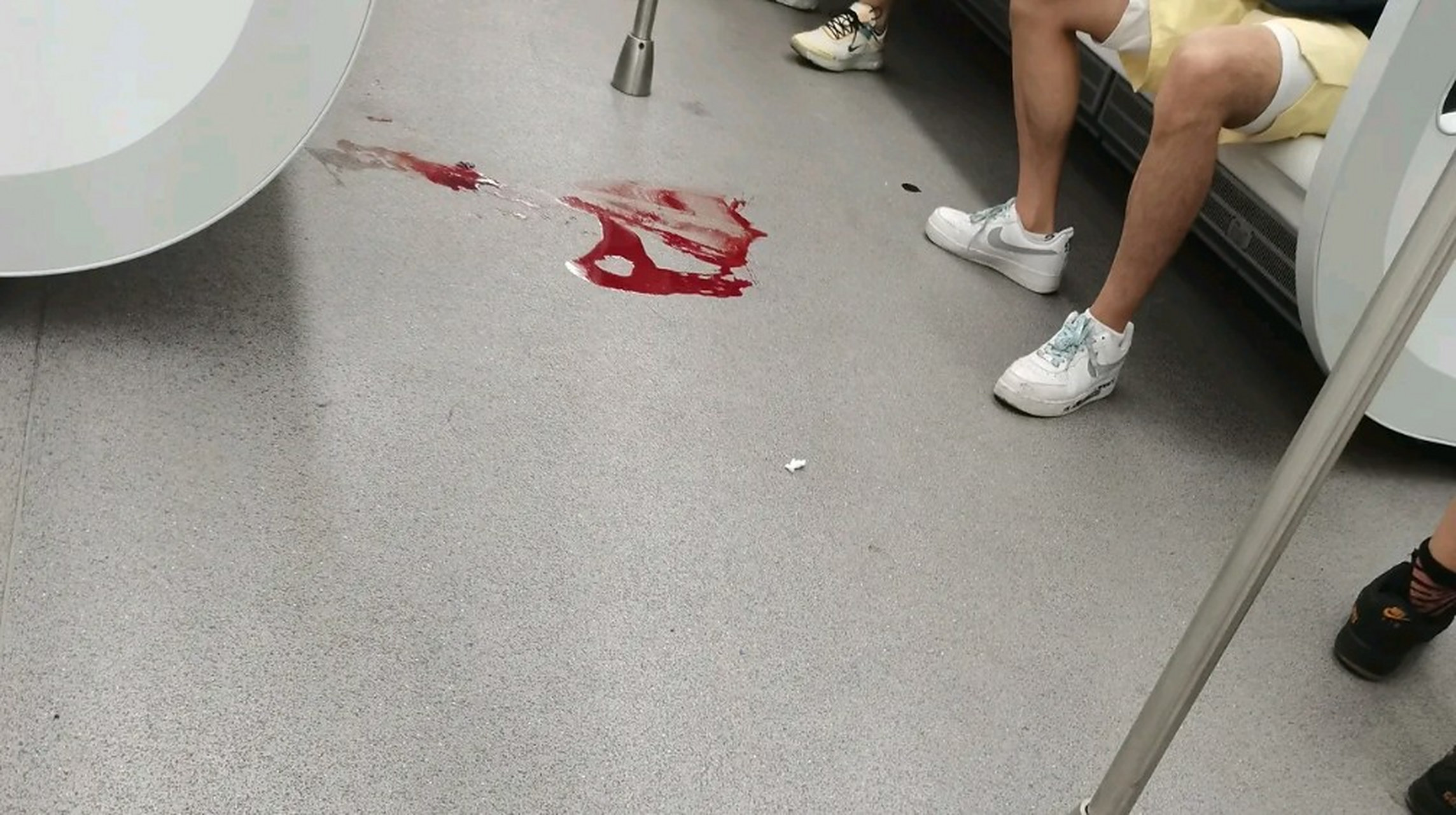 地铁二号线,有个女的突然吐血昏迷,直接倒在车厢地上,但是特别吓人,一