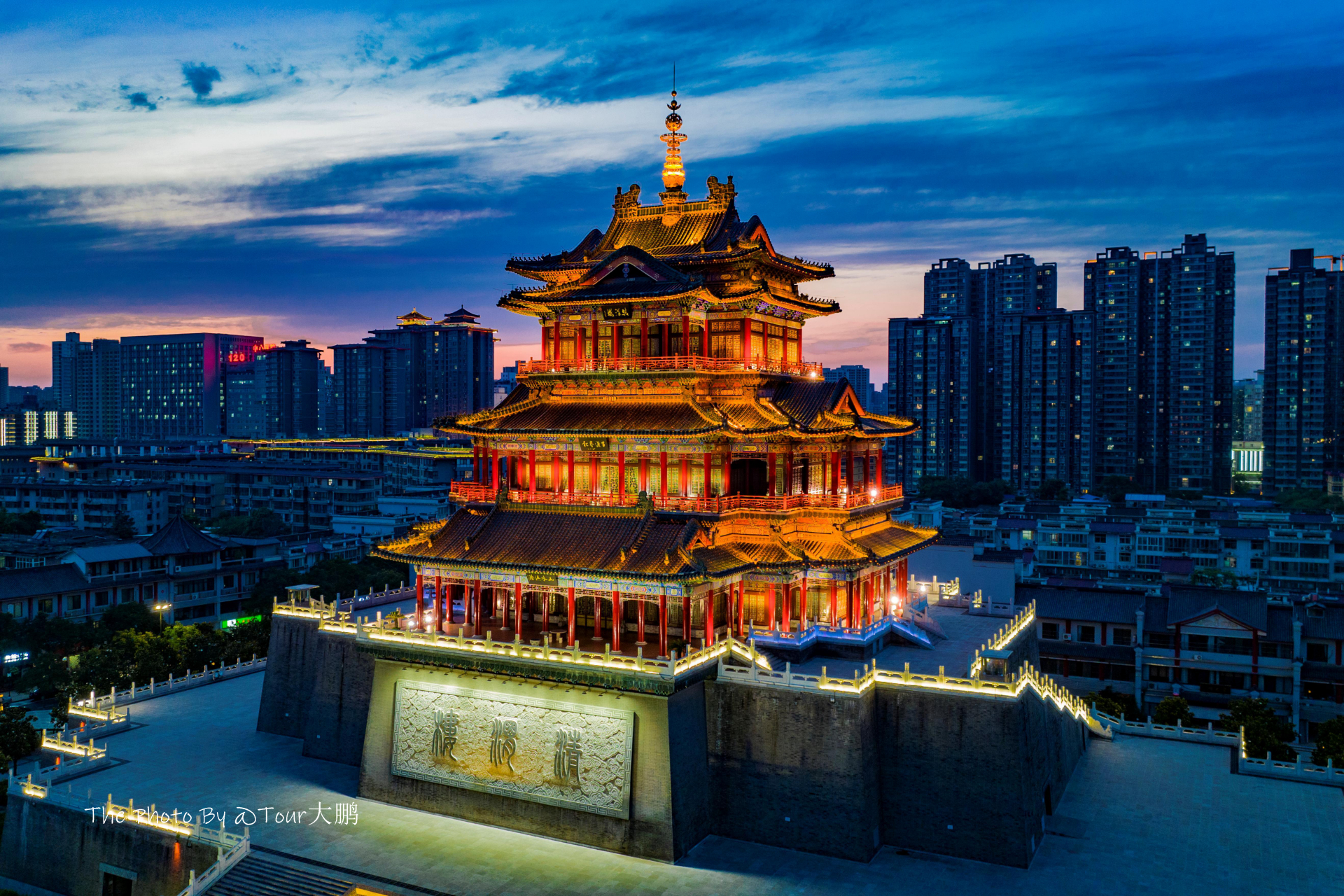 夜晚的咸阳城区,华灯齐放,流光溢彩.