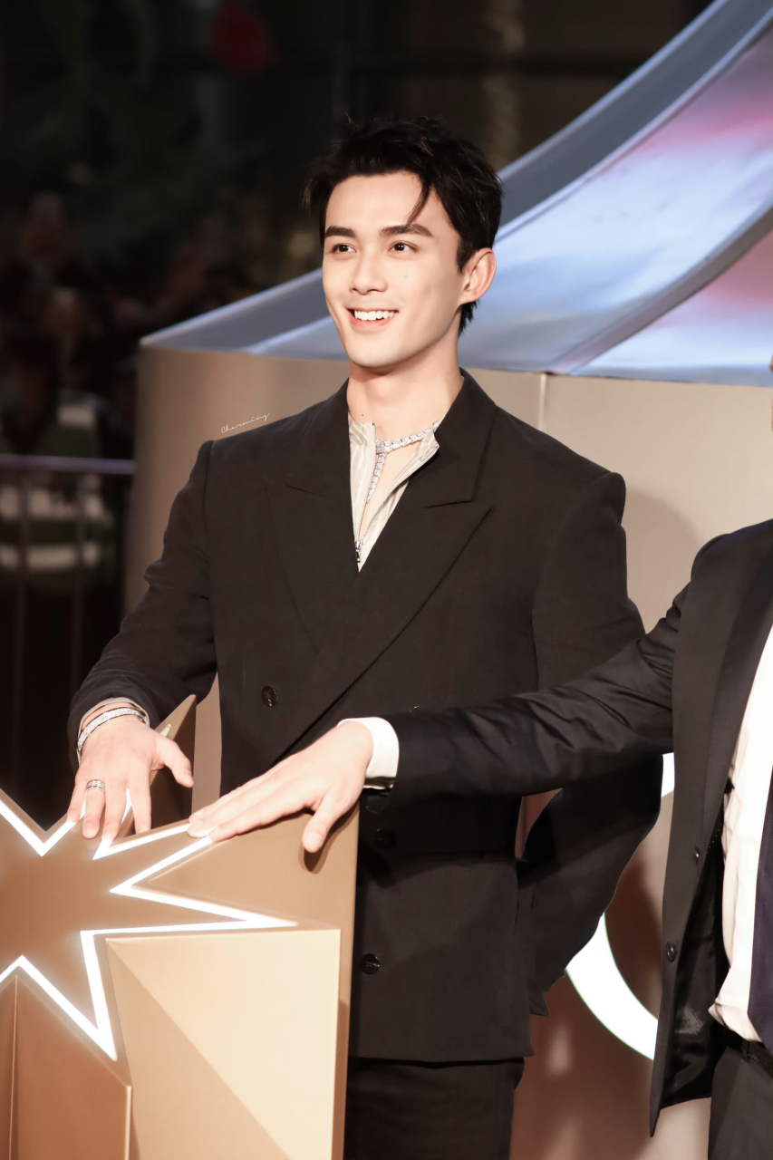 吴磊深v# 吴磊宝格丽活动照,这精致帅气的轮廓绝了.