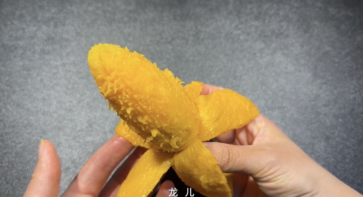 才知道,原来芒果剥皮这么简单,全程不脏手不流汁,这方法太棒了