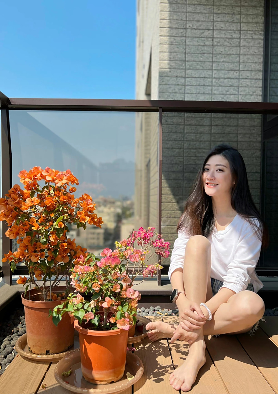 林逸欣光着脚丫坐在阳台上,享受午后的阳光,生活美滋滋.