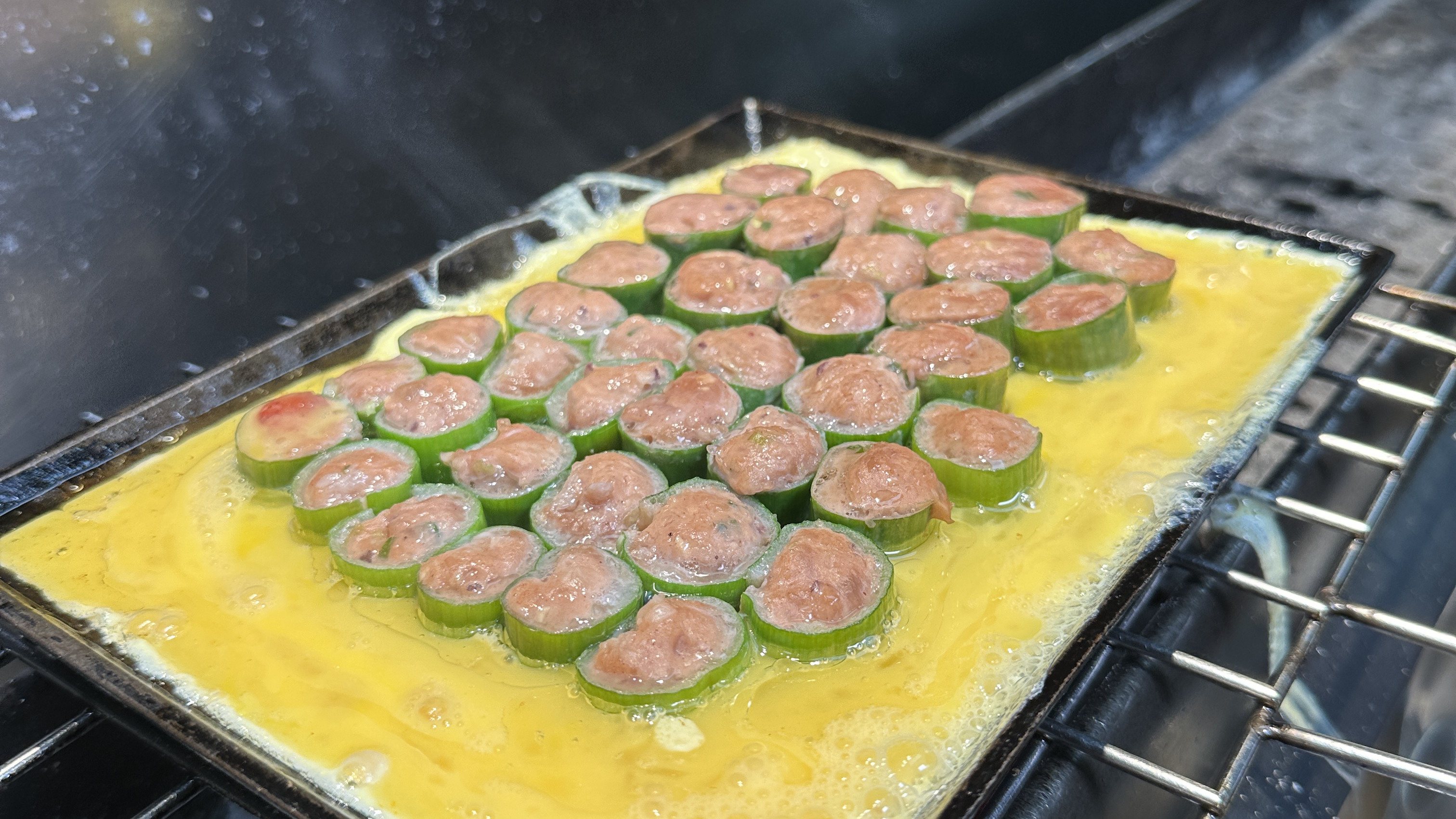 鲜香味美的特色菜铁板香葱肉卷配方与制作技巧