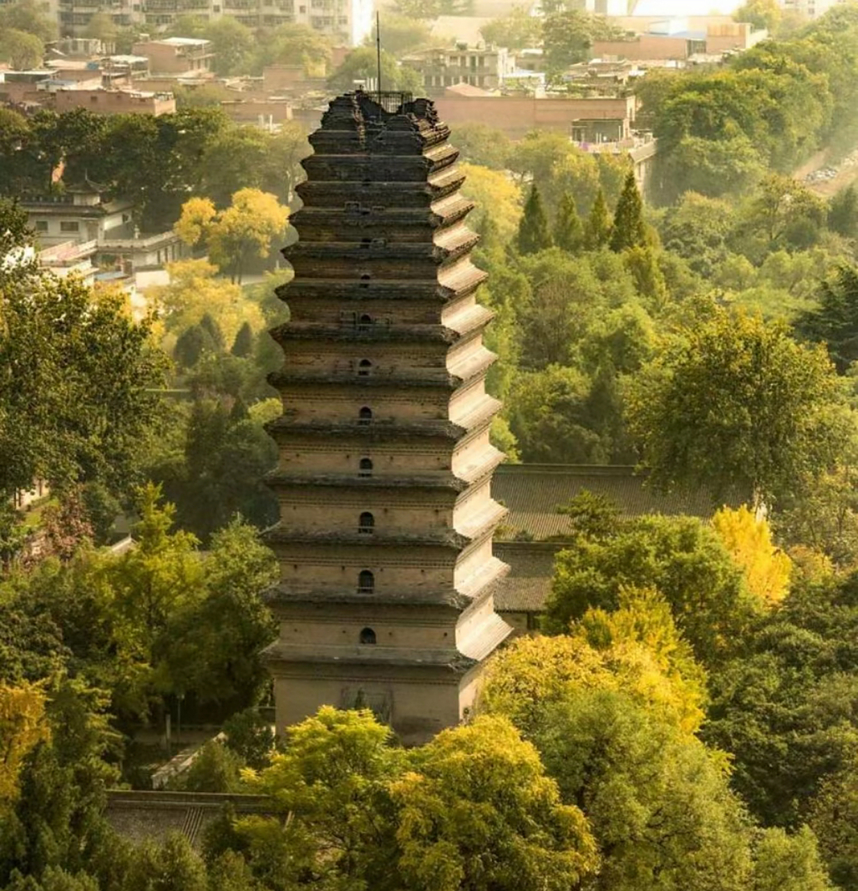 秋天的荐福寺弥漫着浓浓的秋意,寺中的小雁塔在这个季节里格外显眼.