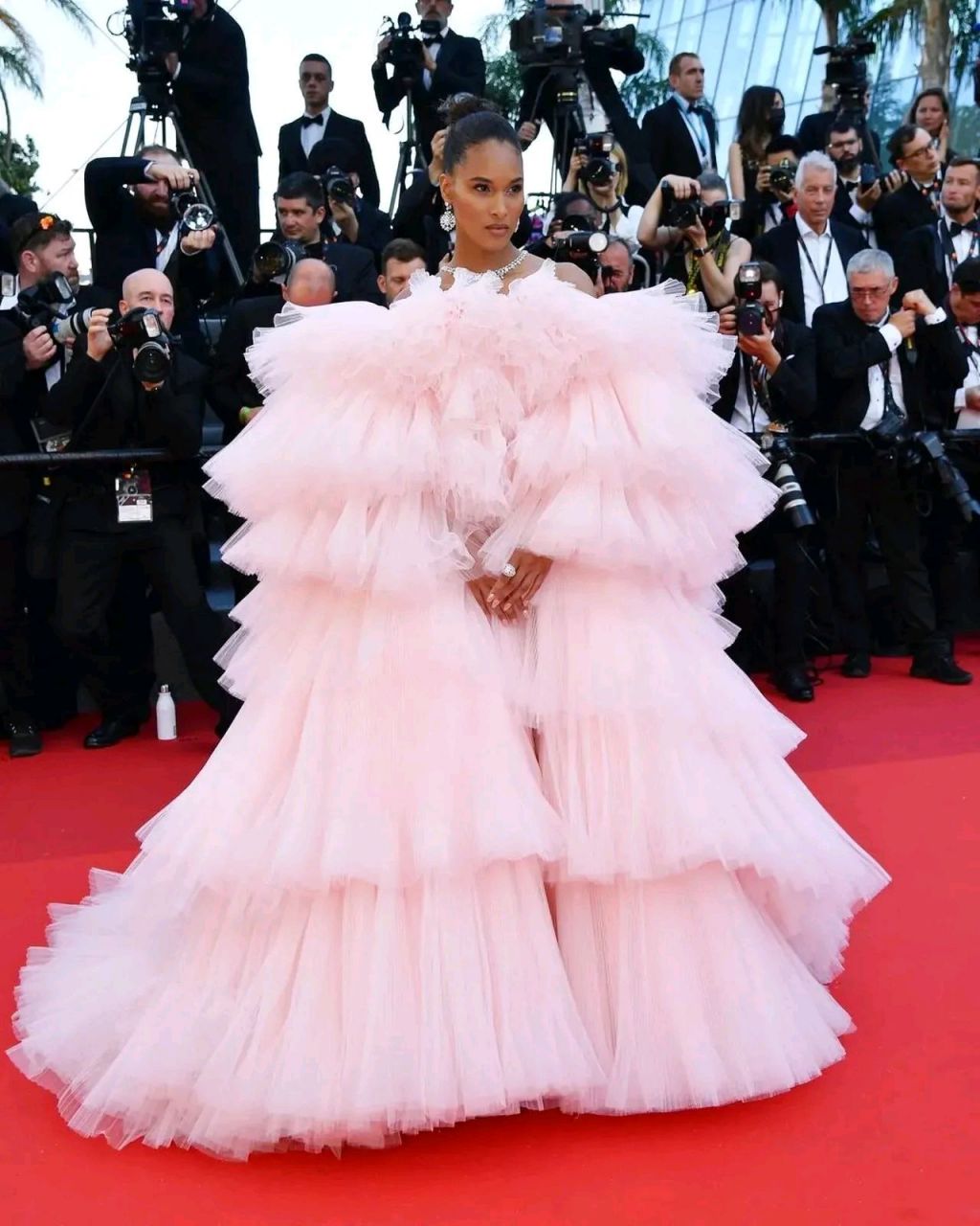 超模辛迪布鲁纳完美地展示了穿着拖地长礼服如何优雅下车,话说女明星