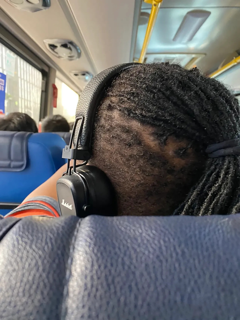 的头发 原来长出来就像绒毛一样的,但是怎么弄成一缕缕然后扎起来呢?