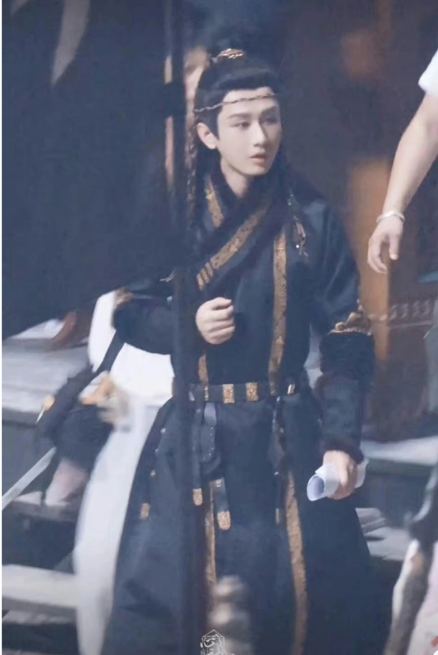 成毅卢云# 妈耶,卢云的古装造型,好师,把我的魂都勾走了.异域王子!