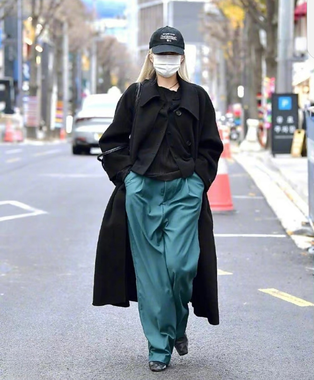 时尚街拍#首尔街头的时髦女孩冬季街拍,没有去过韩国,印象中的韩国