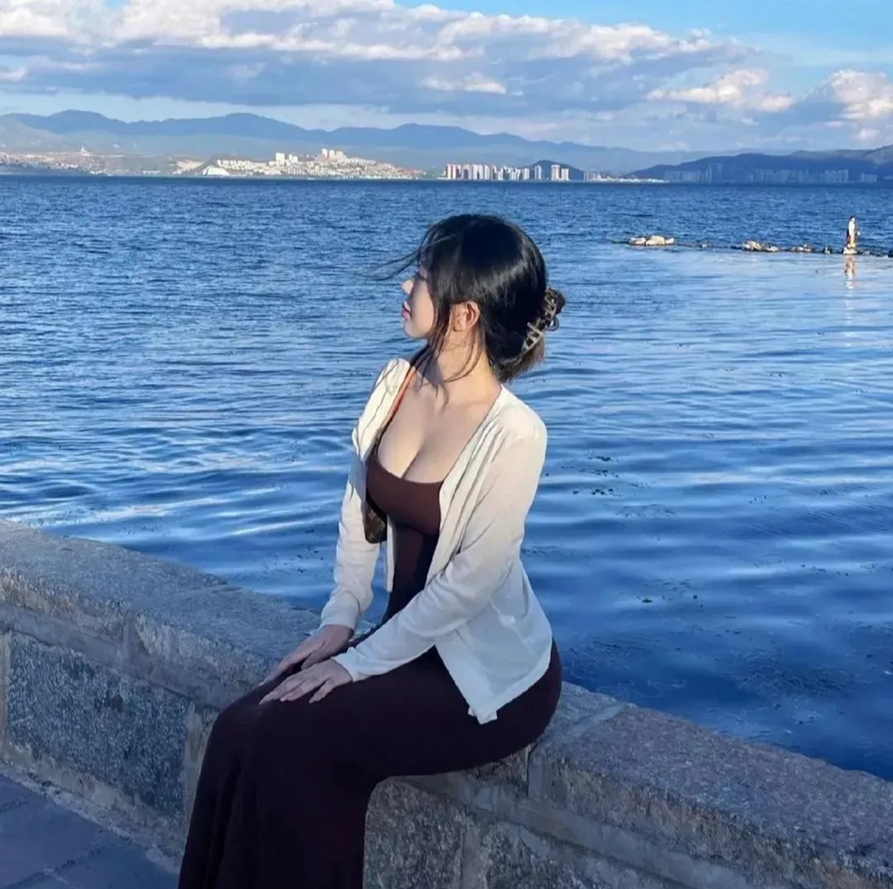 这张人物风景照拍的好唯美呀,青春靓丽的小姐姐优雅的坐在江边,展现出
