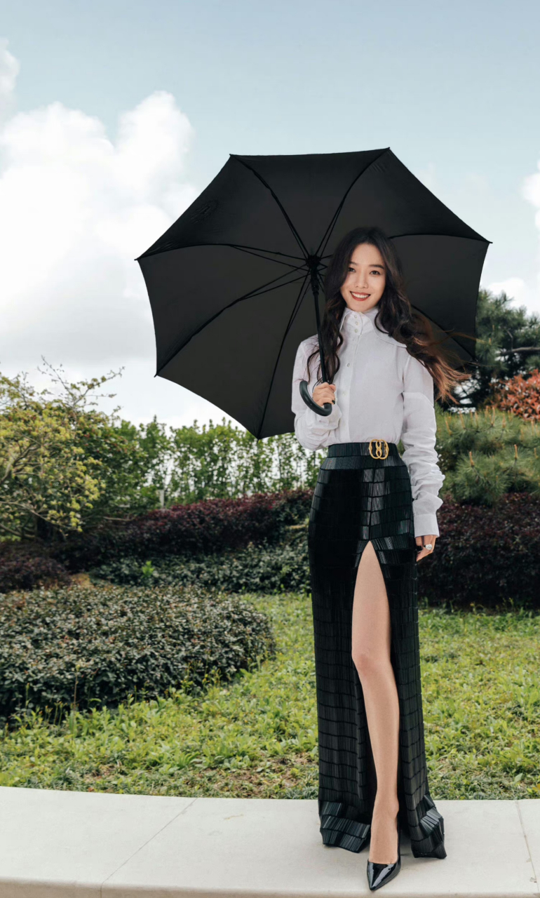 明星# #王珞丹#  王珞丹白衬衫搭配黑色开叉裙,好美好优雅.