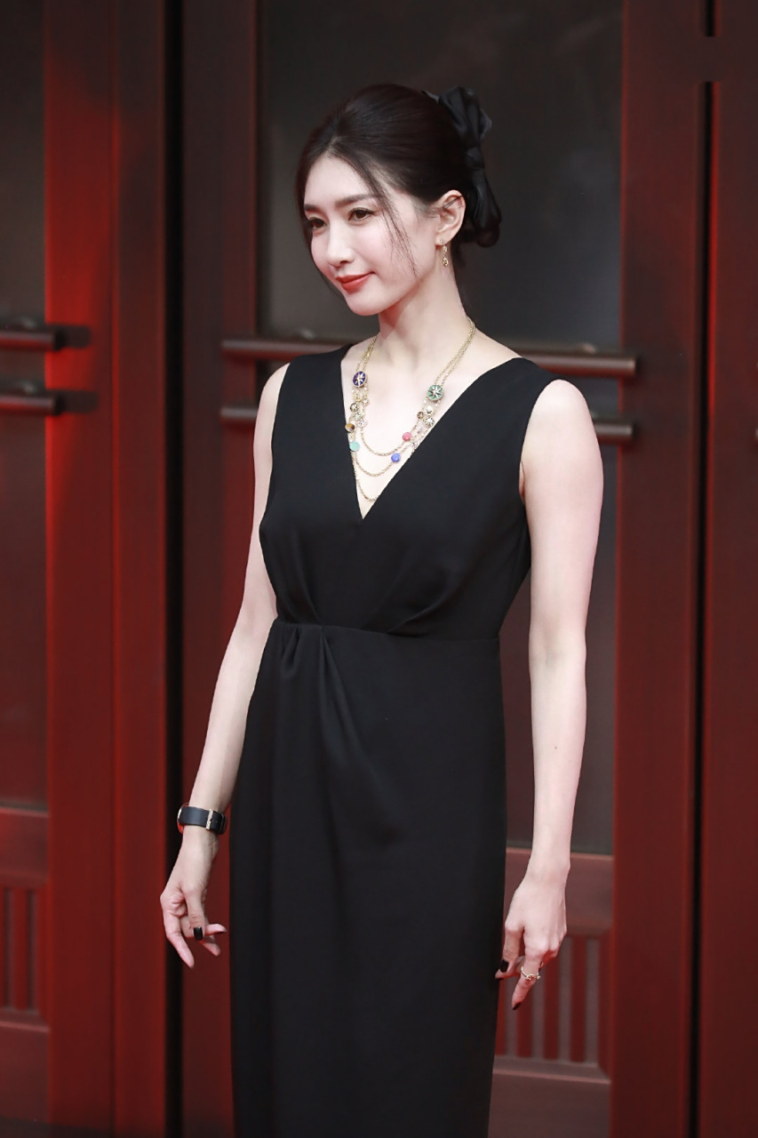 江疏影# 一袭白色深v连衣裙,肤白貌美的容颜,高贵冷艳的气质,婀娜