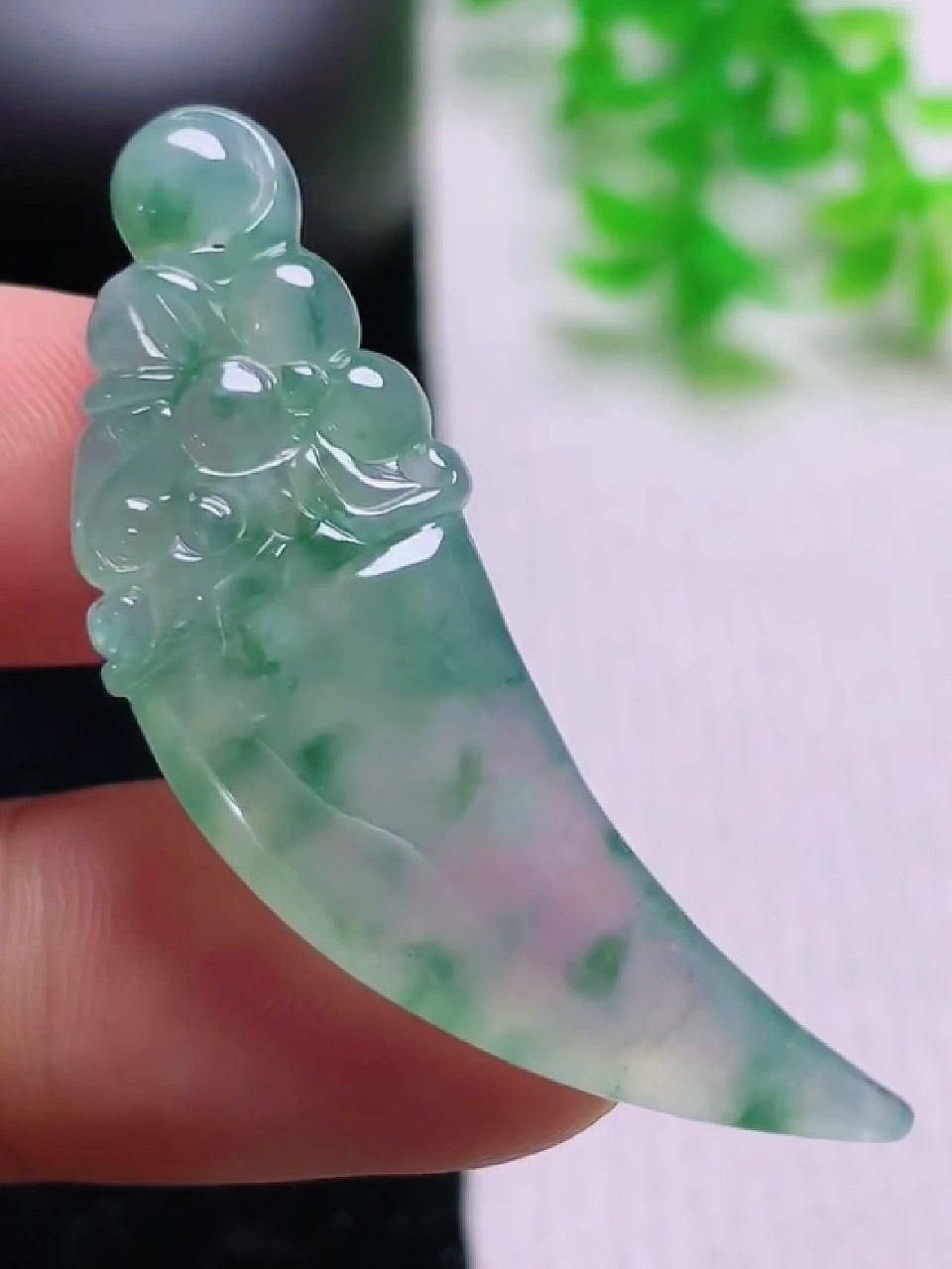 冰种飘花翡翠龙牙,平价好看.