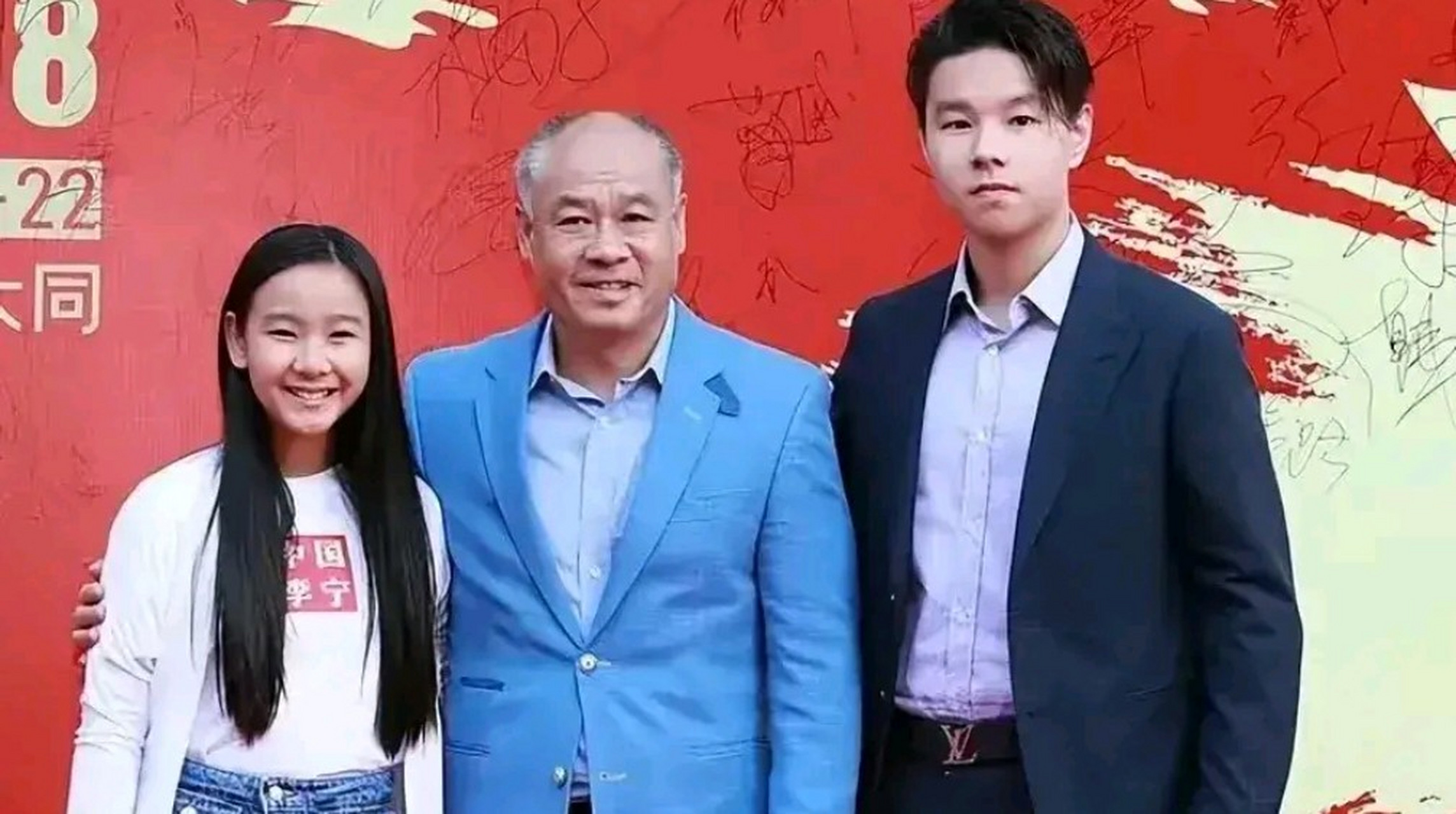 這是李寧與兒子女兒合影,兩個孩子名字挺特別,起的好!