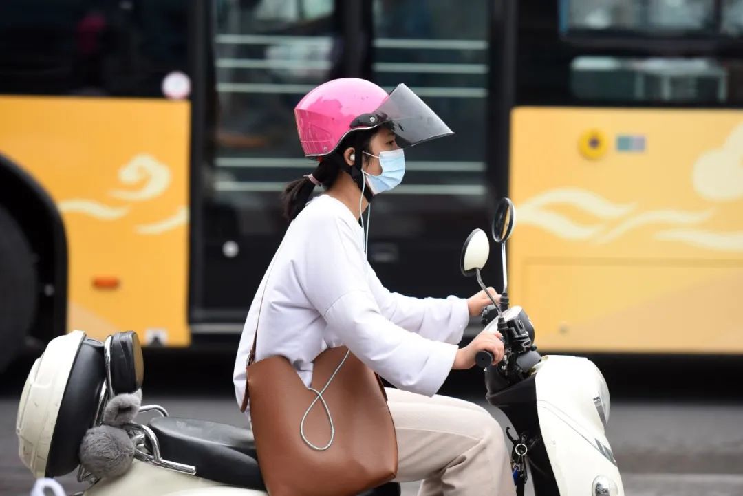 你支持骑电动车戴头盔吗?