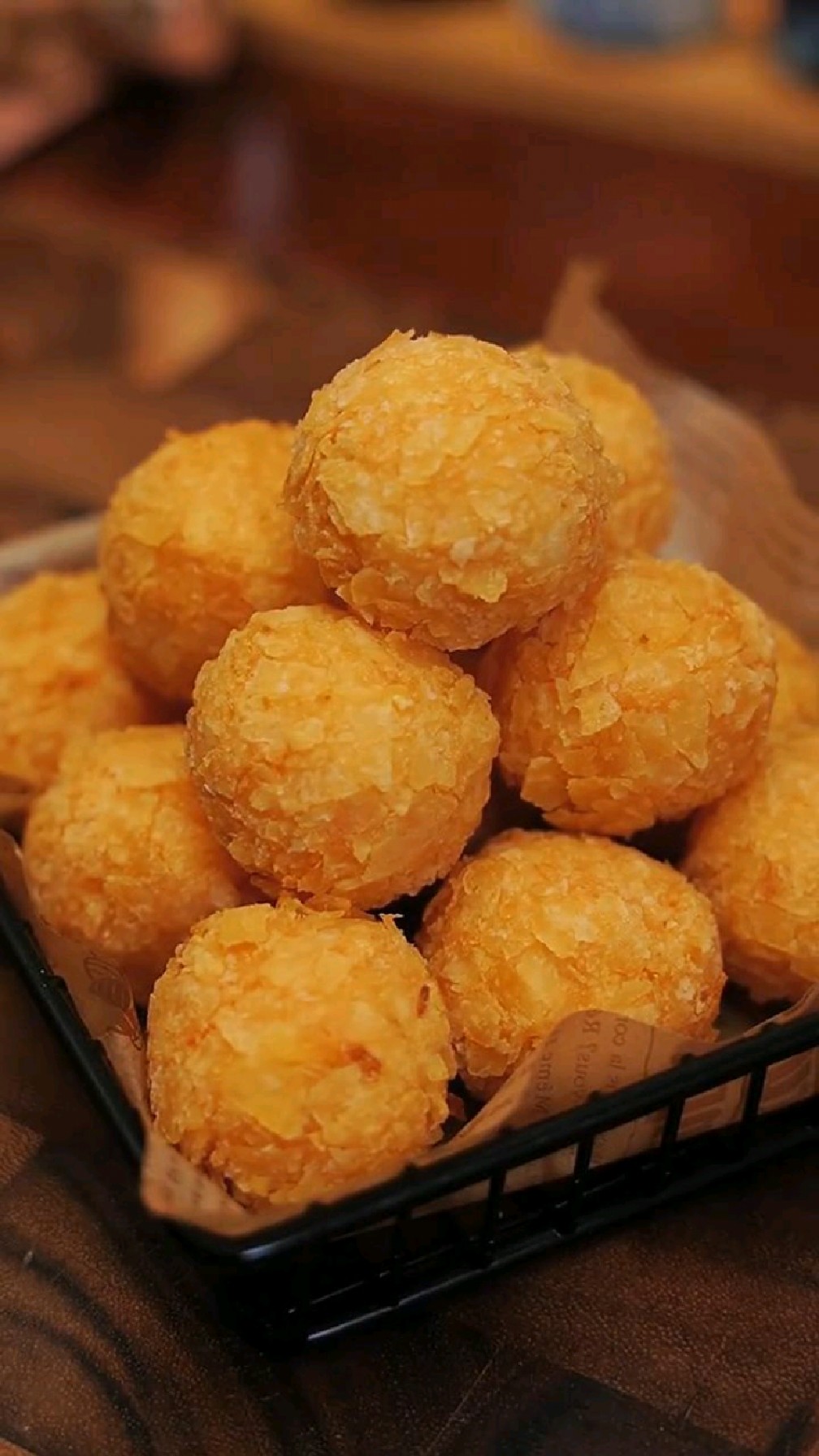 一口爆浆的薯片芝士虾球!