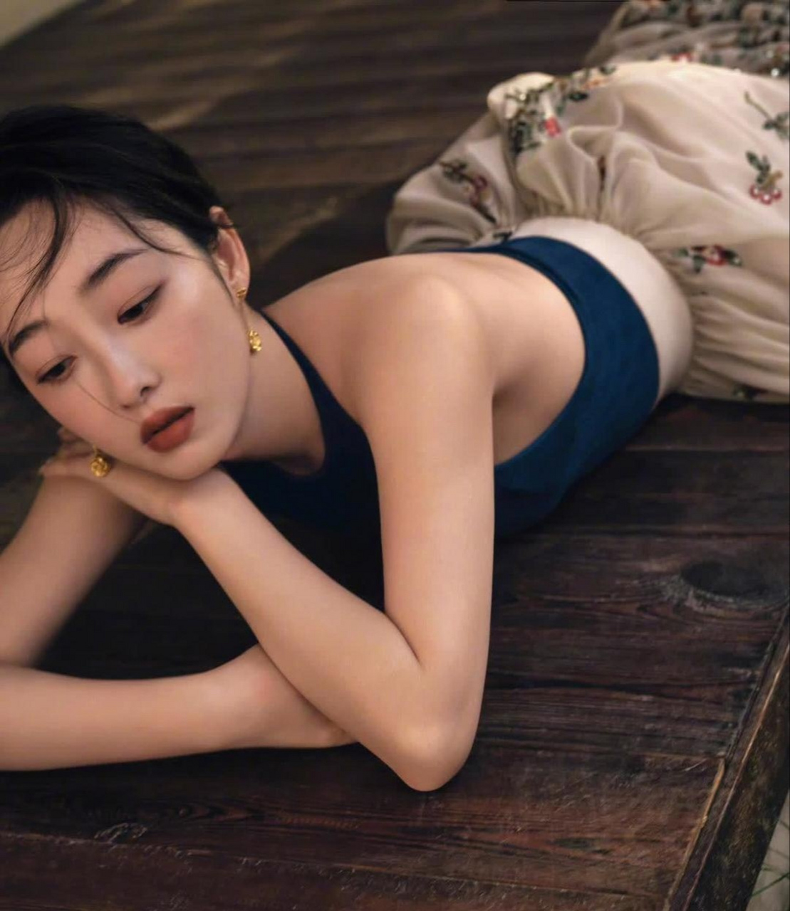 蒋梦婕在男人装当中大秀好身材,为了艺术非常大胆,令人佩服!