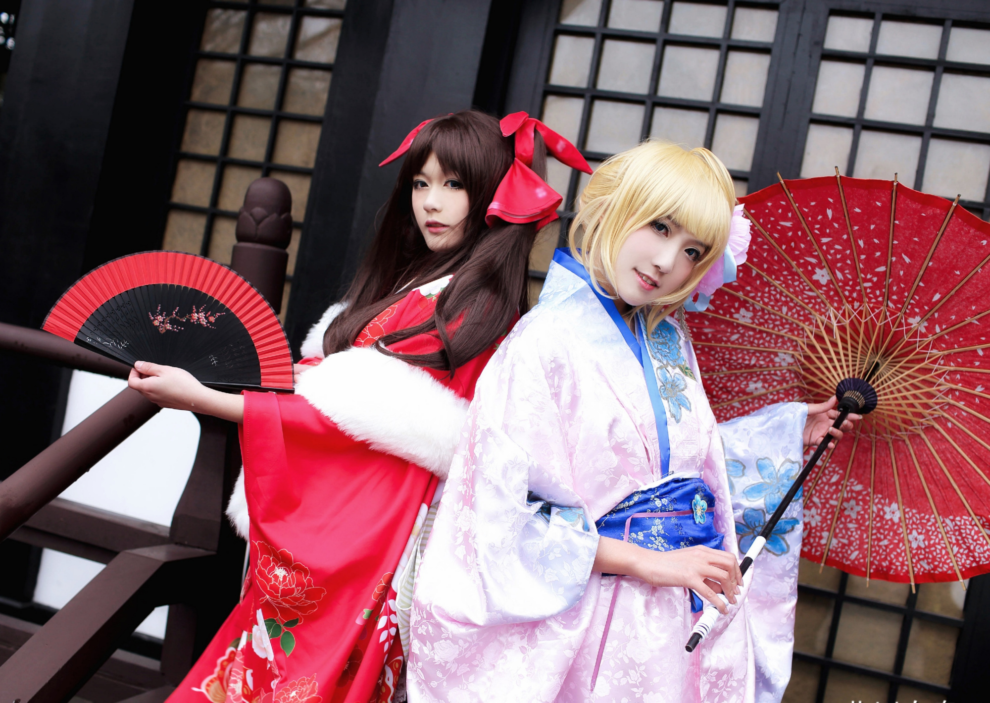 cosplay:阿尔托莉雅与远坂凛,两人穿着和服同框,人比花娇