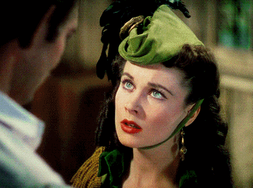 原著里斯嘉丽就是绿眼睛,所以配绿裙子,而且绿眼睛在英语里就是汤婪