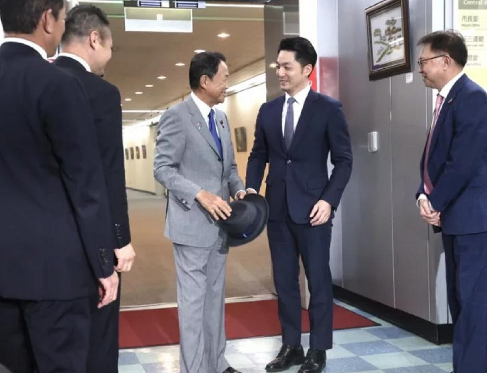 现任台北市长蒋万安,近日会见了窜台的日本前首像麻生太郎,蒋校长左算