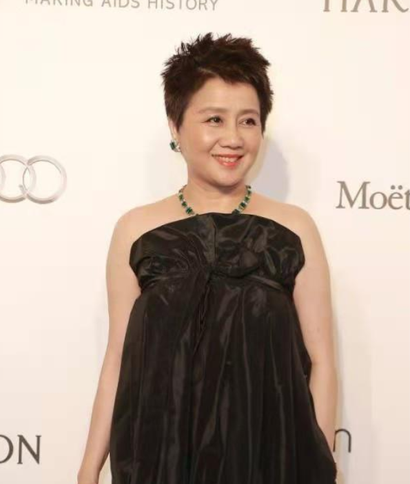 赌王四太穿娃娃裙,配上华丽翡翠首饰,短发女人也可以性感和可爱