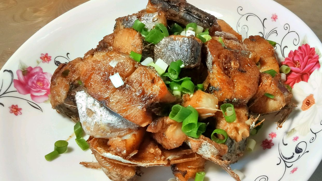 熏鲅鱼的家常做法,简单易上手,肉质紧实味道鲜